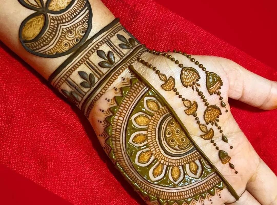 Beautiful Mehndi design for Diwali.