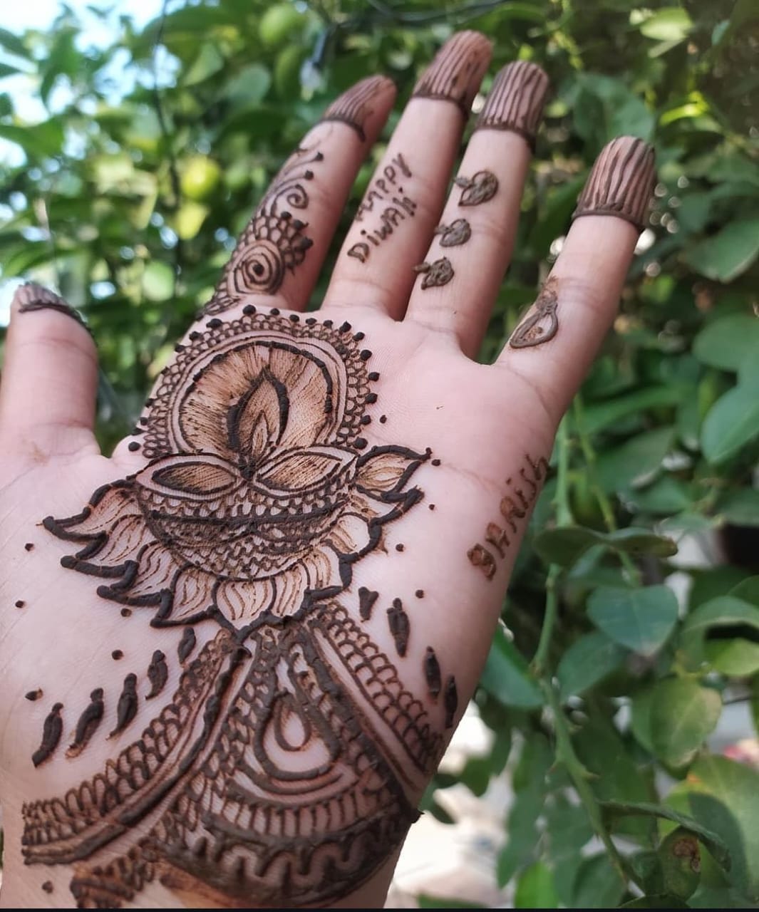 Another beautiful Mehndi design for Diwali.