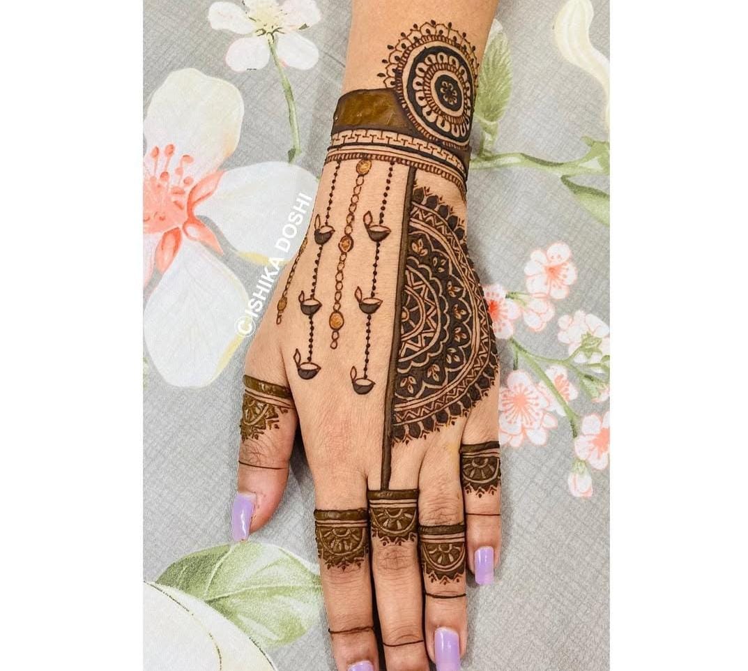 Yet another beautiful Mehndi design for Diwali.